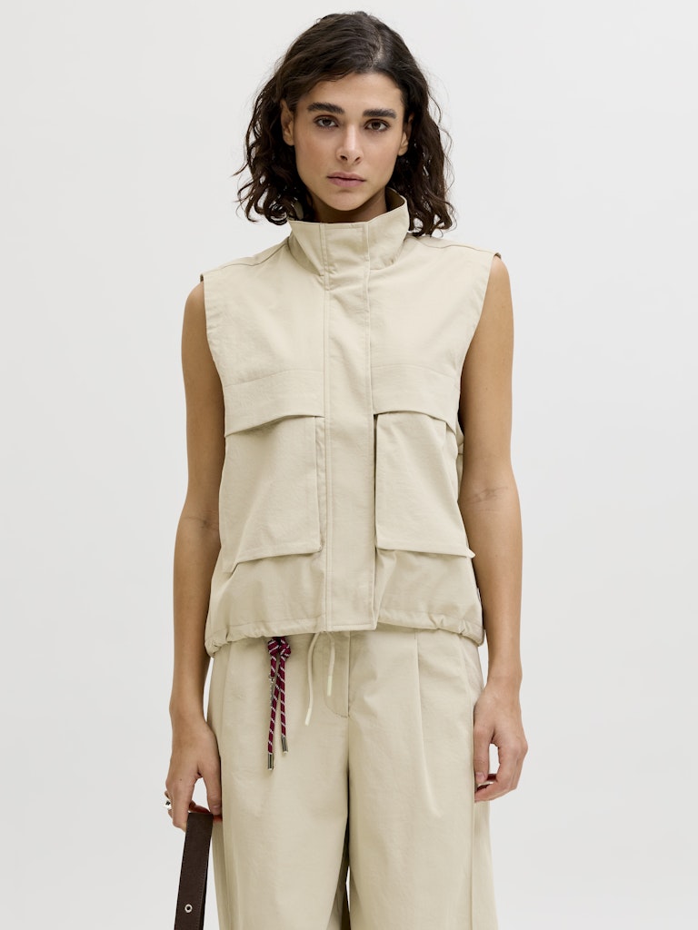 Utility Vest in Olive
