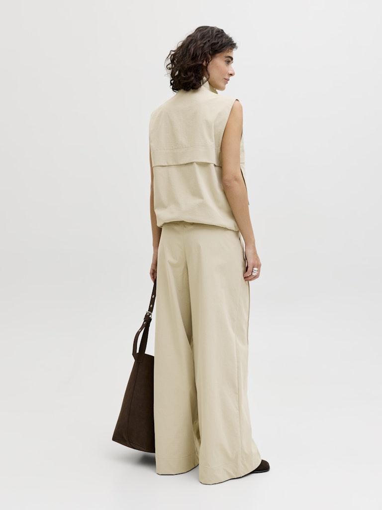 Utility Vest in Olive