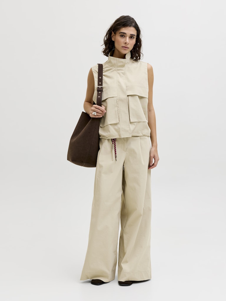 Utility Vest in Olive